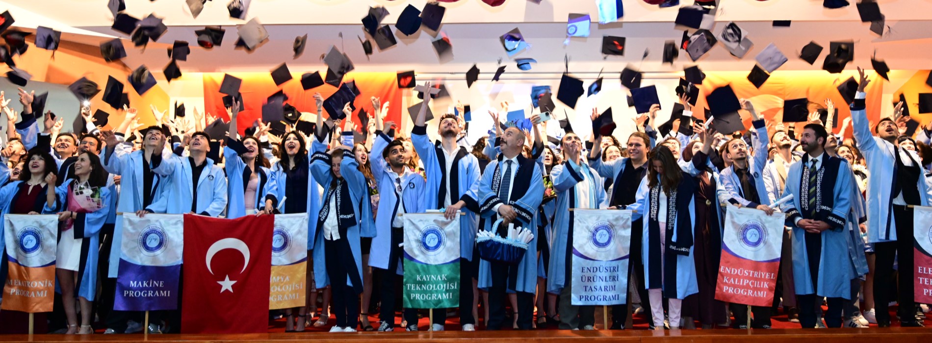 Gazi Üniversitesi OSTİM Yerleşkesinde Mezuniyet Sevinci